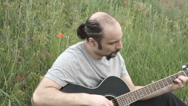 Чоловіки Грають Чорній Акустичній Гітарі Зовні Полі — стокове відео
