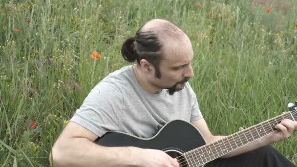 Gli Uomini Stanno Suonando Chitarra Acustica Nera Fuori Sul Campo — Video Stock