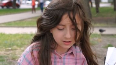 neşeli gülümseyen kız