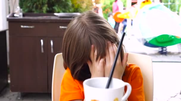 Kleines Mädchen bedeckt ihr Gesicht mit Händen. — Stockvideo