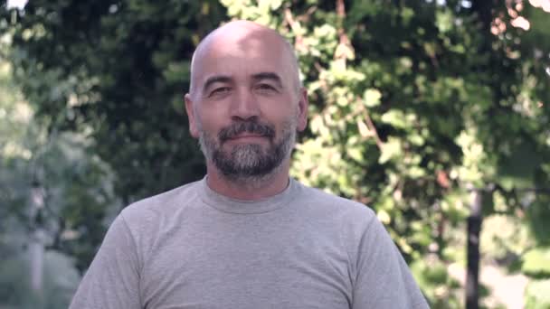 Porträtt av en man med skägg — Stockvideo