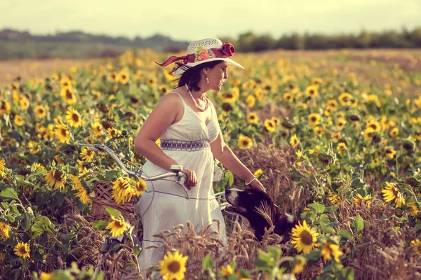 Vrouw Met Fiets Hond Het Veld Met Zonnebloem — Stockfoto