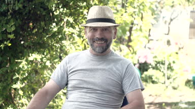 Sürpriz ifade tam bıyıklı bir adam portresi kapatın