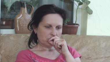 Yüz portresi durağındayım kadın kamera kapalı ev arıyor. Yakın çekim.