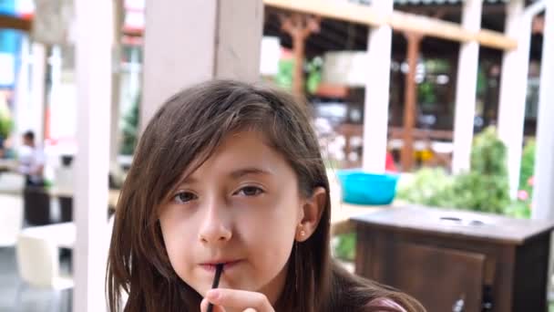 Retrato Menina Engraçada Está Sentado Café Beira Rio Uma Mesa — Vídeo de Stock