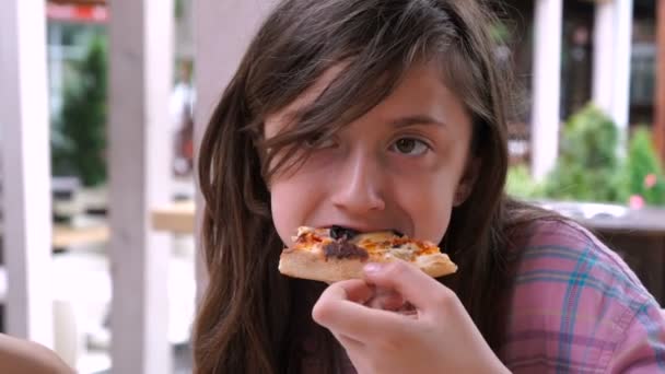 Ένα Κορίτσι Ένα Καφέ Που Τρώει Πίτσα Παίρνει Φαγητό Χέρια — Αρχείο Βίντεο