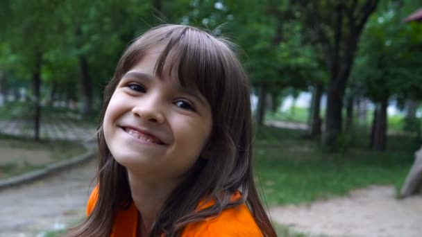 Fille Souriante Joyeuse Dans Jardin Gros Plan Portrait Litle Girl — Video