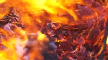 mangal barbekü için yanan kömürler