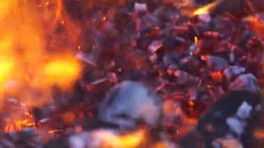 mangal barbekü için yanan kömürler