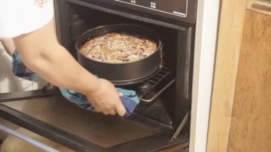 Kadınlar taze pişmiş Fransızca Quiche Fırından çıkarın..