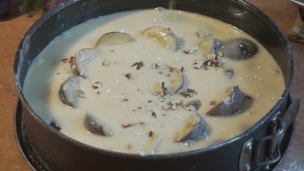 Žena Připravuje Koláč Švestkami Domácí Tradiční Jídlo — Stock video