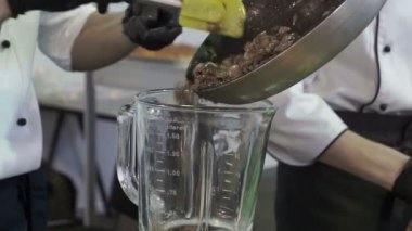 Malzemeler bir makarna için eclers hazırlamak için bir karıştırıcı içine koyarak genel gider atış