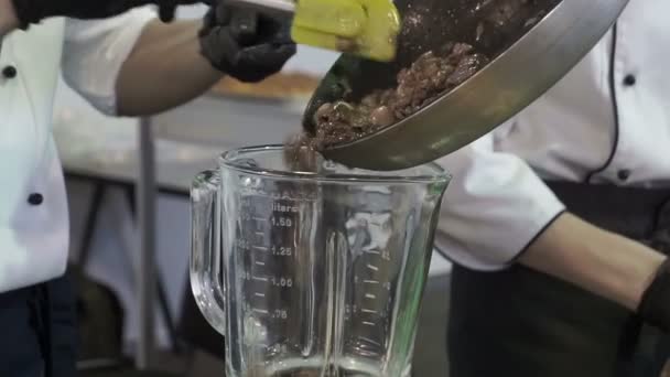 Yleiskuva Ainesosien Asettamisesta Sekoittimeen Valmistamaan Pastaa Eclereille — kuvapankkivideo