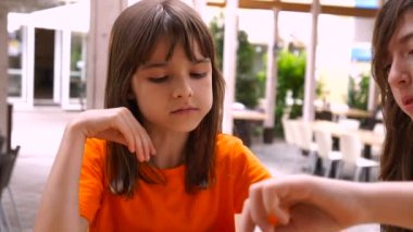 İki küçük kız bir fast food Cafe açık havada yemek.