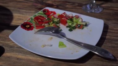 Kadınlar bir restoranda masada servis tablo boş bardak koyar