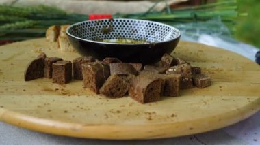 Ekmek pişirme. Ekmek. Taze pişmiş gevrek ekmek raflara. Farinaceous gıdalar