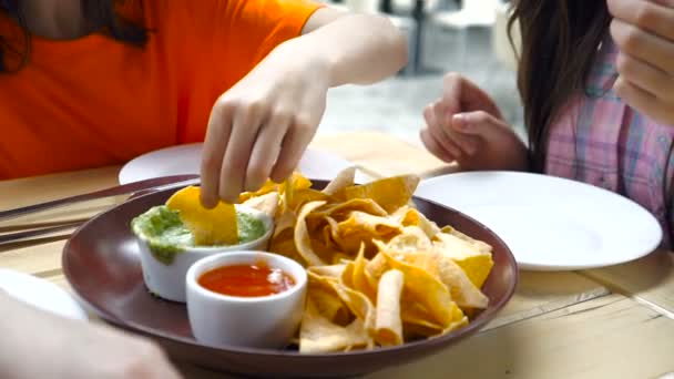 Zwei Kleine Mädchen Essen Freien Einem Fast Food Café — Stockvideo