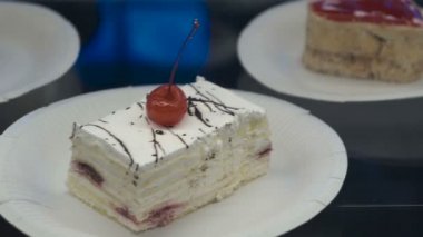 Bir pastane kek ekranda çeşitli pencere. Pasta ve kek tatlı mağaza.