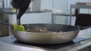 Kızartma tavasında pişir ciğeri.