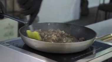 Kızartma tavasında pişir ciğeri.
