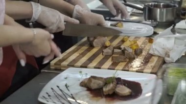 El kesme pişmiş ızgara kızarmış dana biftek et ahşap tahta üzerinde parçalar halinde görünümü kadar yakın büyük bıçak ile hazırlanan