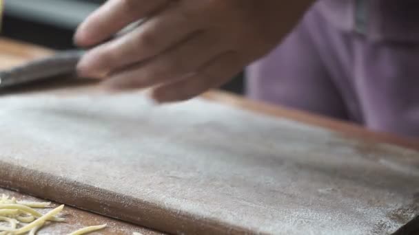 Жінка Руками Шеф Кухаря Робить Яєчну Домашню Локшину — стокове відео