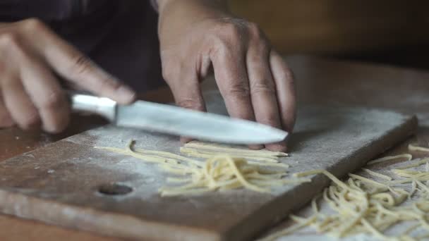 Donna Mani Chef Fare Uova Tagliatelle Fatte Casa — Video Stock