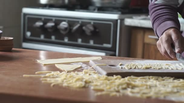 Žena Rukou Šéfkuchař Připravující Domácí Vaječné Nudle — Stock video