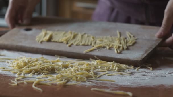 Vrouw Handen Van Chef Maken Zelfgemaakte Noedels — Stockvideo