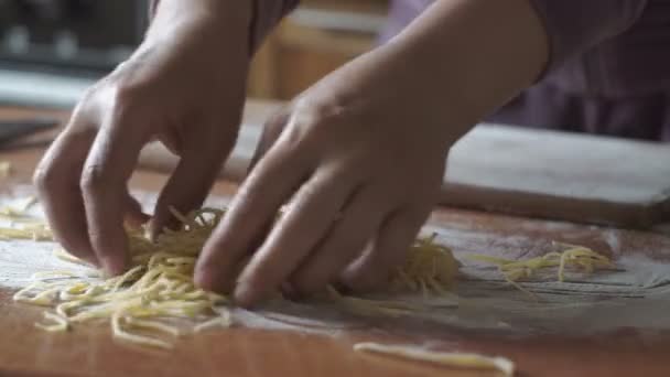 Vrouw Handen Van Chef Maken Zelfgemaakte Noedels — Stockvideo