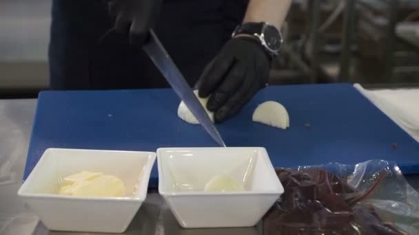Σεφ Κοπή Επάνω Ένα Κρεμμύδι Ένα Μαχαίρι — Αρχείο Βίντεο