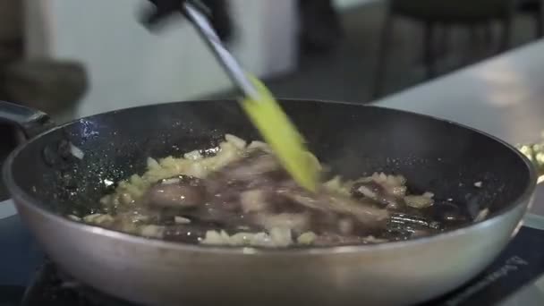 Cocine Una Sartén Asando Hígado — Vídeos de Stock