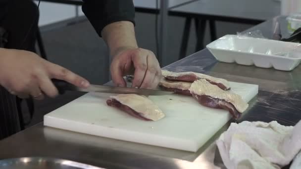 在厨房木制板上切肉 — 图库视频影像