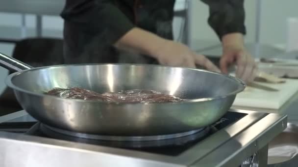 Cook Frying Pan Roasting Liver — Stock Video