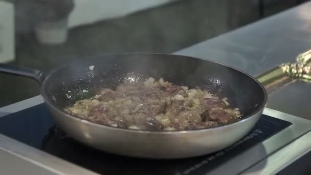 Gotować Patelni Pieczenia Wątroby — Wideo stockowe