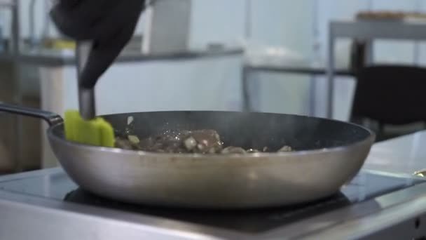 在烤肝脏的煎锅里煮 — 图库视频影像