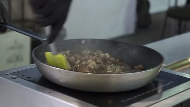 Gotować Patelni Pieczenia Wątroby — Wideo stockowe