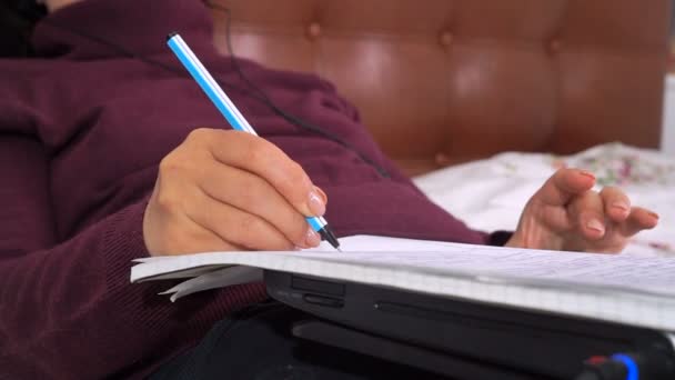 商业女性特写在笔记本电脑键盘上写笔 — 图库视频影像