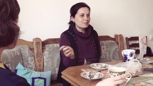 Kobieta Rozmawia Jej Dziewczyna Picie Herbaty — Wideo stockowe