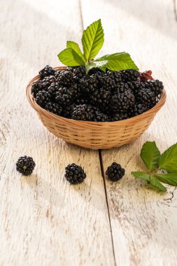 Böğürtlen kase ahşap rustik masa üzerinde. Doğal çilek.