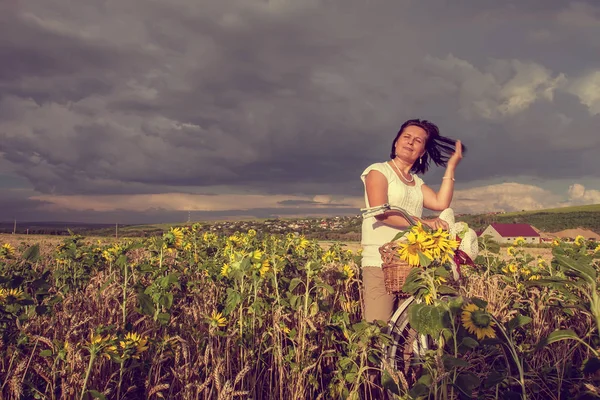 妇女在领域与向日葵 — 图库照片