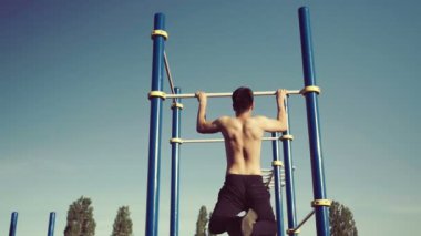 Güçlü adam Asimetrik paralel, spor ve sağlıklı yaşam tarzı üzerinde çalışmaları gerçekleştirme. Yavaş hareketleri.