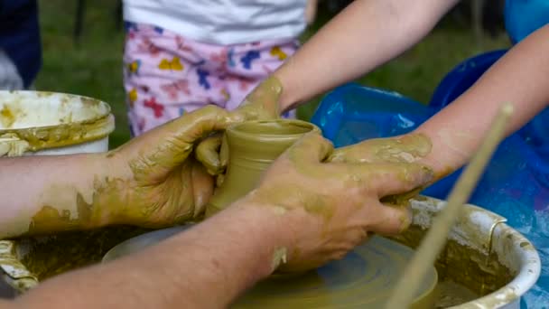 波特的手从粘土上塑造了一个杯子 在波特的车轮上制造陶器的过程 大师陶艺教学生在他的工作室做一个壶 只有手 — 图库视频影像