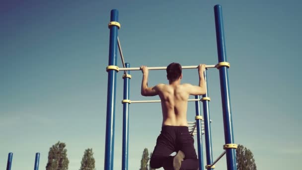 Hombre Fuerte Realizando Ejercicios Los Bares Irregulares Deporte Estilo Vida — Vídeos de Stock