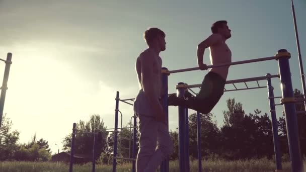 Twee Sportieve Mens Training Parallelle Dwarsbalken Fysieke Kracht Gezondheid Slow — Stockvideo