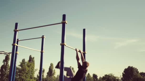 Сильный Человек Выполняет Упражнения Неровных Барах Спорте Здоровом Образе Жизни — стоковое видео