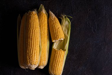 Karanlık bir antika arka plan üzerinde tatlı Mısır