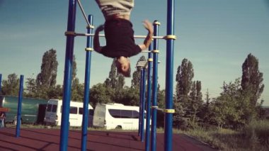 Güçlü adam Asimetrik paralel, spor ve sağlıklı yaşam tarzı üzerinde çalışmaları gerçekleştirme. Yavaş hareketleri.