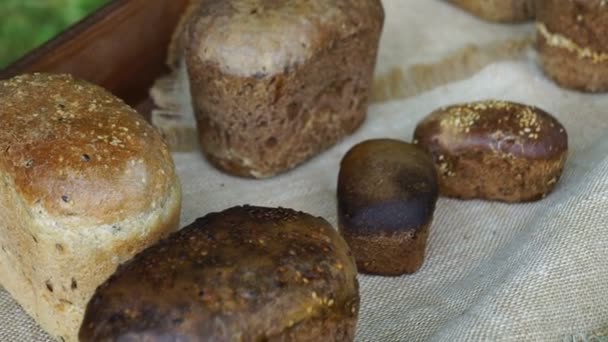 Hornear Pan Panadería Estantes Con Pan Crujiente Recién Horneado Alimentos — Vídeo de stock