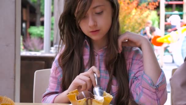 Uma Menina Comendo Sorvete Café — Vídeo de Stock